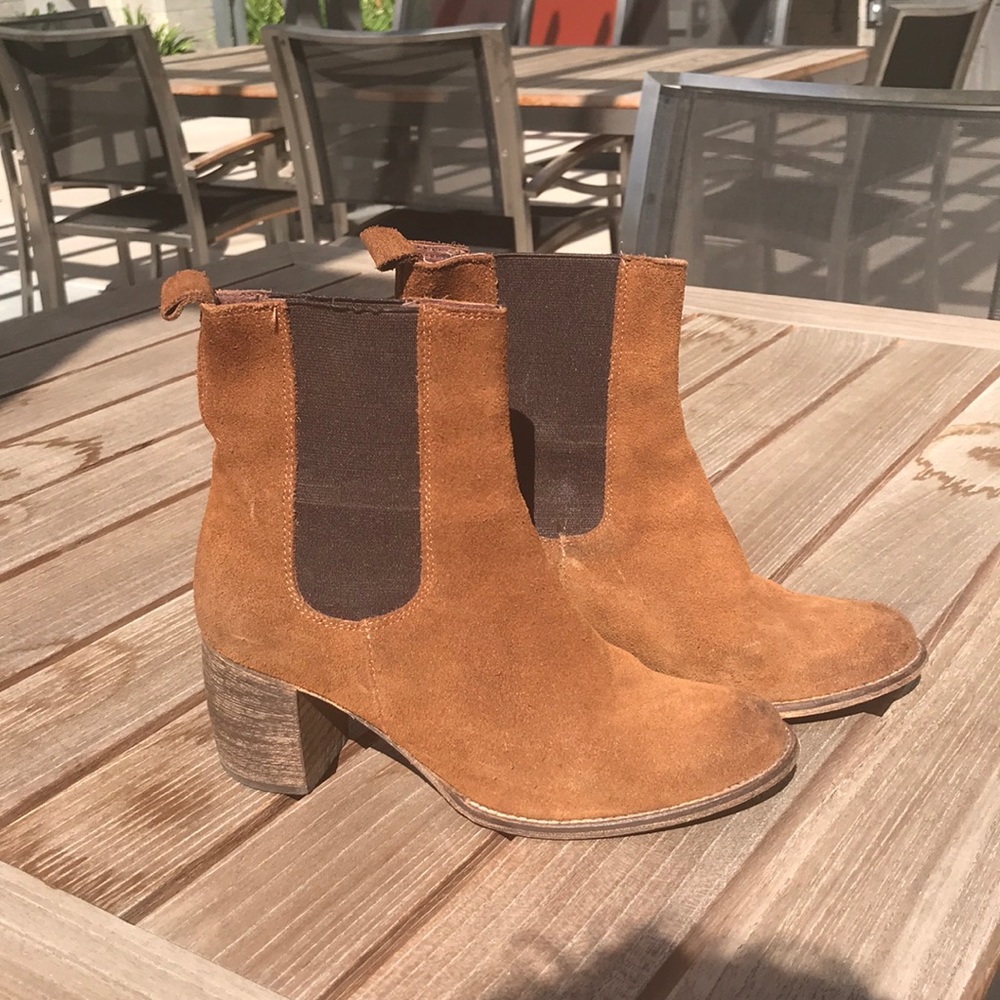 Tan suede Chelsea boots size 6
